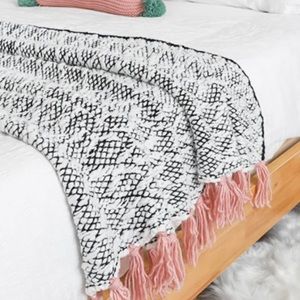 Kensie Home NWT Throw Blanket Soft Knit Black / White with Pink Tassles and trim